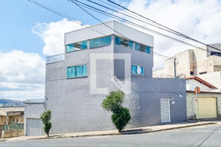 Casa à venda com 330m², 5 quartos e 5 vagas Casa à venda com 330m², 5 quartos e 5 vagasFachada