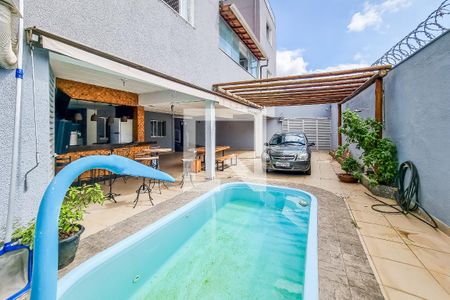 Casa à venda com 330m², 5 quartos e 5 vagas Casa à venda com 330m², 5 quartos e 5 vagasPiscina