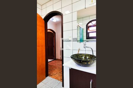 Casa para alugar com 353m², 4 quartos e 4 vagas Casa para alugar com 353m², 4 quartos e 4 vagasBanheiro Social