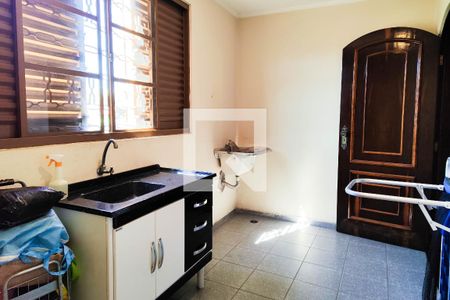 Casa para alugar com 353m², 4 quartos e 4 vagas Casa para alugar com 353m², 4 quartos e 4 vagasCozinha da Edícula