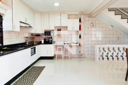 Casa para alugar com 353m², 4 quartos e 4 vagas Casa para alugar com 353m², 4 quartos e 4 vagasCozinha