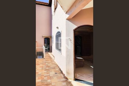 Casa para alugar com 353m², 4 quartos e 4 vagas Casa para alugar com 353m², 4 quartos e 4 vagasQuintal