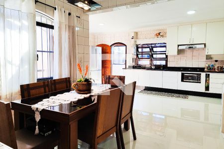 Casa para alugar com 353m², 4 quartos e 4 vagas Casa para alugar com 353m², 4 quartos e 4 vagasCozinha