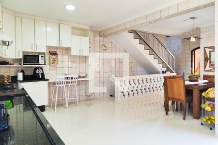 Casa para alugar com 353m², 4 quartos e 4 vagas Casa para alugar com 353m², 4 quartos e 4 vagasCozinha