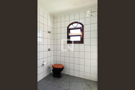 Casa para alugar com 353m², 4 quartos e 4 vagas Casa para alugar com 353m², 4 quartos e 4 vagasBanheiro da Edícula
