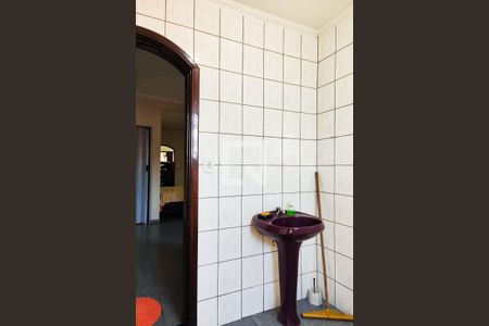 Casa para alugar com 353m², 4 quartos e 4 vagas Casa para alugar com 353m², 4 quartos e 4 vagasBanheiro da Edícula