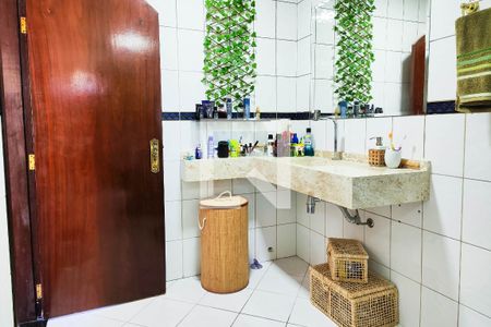 Casa para alugar com 353m², 4 quartos e 4 vagas Casa para alugar com 353m², 4 quartos e 4 vagasBanheiro da Suíte