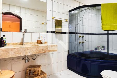 Casa para alugar com 353m², 4 quartos e 4 vagas Casa para alugar com 353m², 4 quartos e 4 vagasBanheiro da Suíte