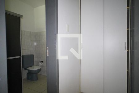 Banheiro de apartamento à venda com 1 quarto, 63m² em Santa Maria Goretti, Porto Alegre
