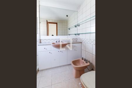 Apartamento à venda com 245m², 3 quartos e 2 vagasBanheiro da suíte