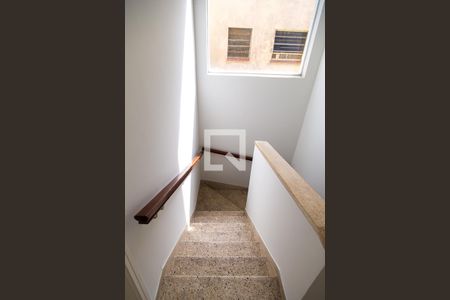 Casa à venda com 110m², 2 quartos e 2 vagas Casa à venda com 110m², 2 quartos e 2 vagasCorredor - Escada