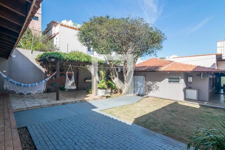 Casa à venda com 251m², 3 quartos e 5 vagas Casa à venda com 251m², 3 quartos e 5 vagasQuintal