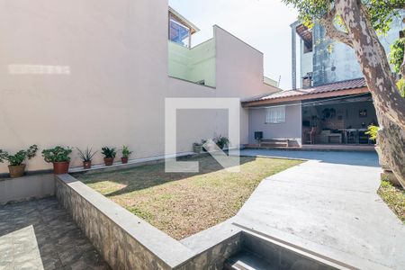 Casa à venda com 251m², 3 quartos e 5 vagas Casa à venda com 251m², 3 quartos e 5 vagasQuintal