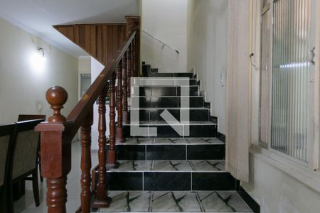 Escada  de casa à venda com 3 quartos, 149m² em Jardim Itapemirim, São Paulo