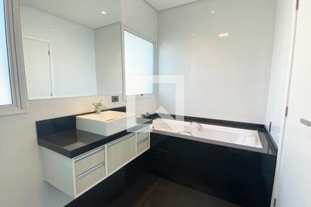 Casa de condomínio à venda com 536m², 4 quartos e 5 vagasBanheiro da Suíte 2