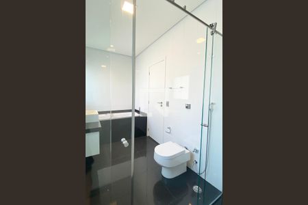 Casa de condomínio à venda com 536m², 4 quartos e 5 vagasBanheiro da Suíte 2