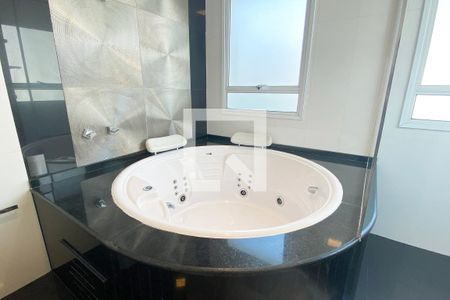 Casa de condomínio à venda com 536m², 4 quartos e 5 vagasBanheiro da Suíte Master