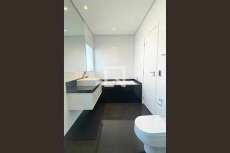 Casa de condomínio à venda com 536m², 4 quartos e 5 vagasBanheiro da Suíte 2