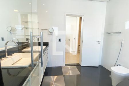 Casa de condomínio à venda com 536m², 4 quartos e 5 vagasBanheiro da Suíte Master