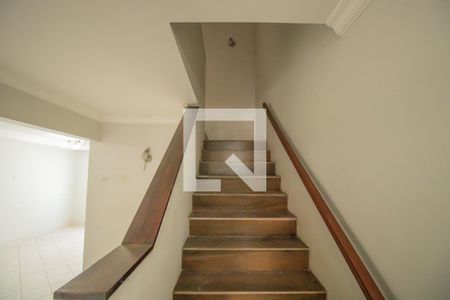 Escada de casa para alugar com 3 quartos, 150m² em Planalto Paulista, São Paulo