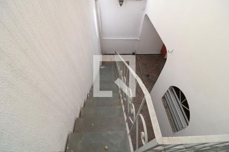 Casa à venda com 200m², 2 quartos e 1 vagaEscada de acesso ao salão