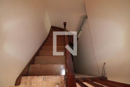 Casa à venda com 200m², 2 quartos e 1 vagaEscada de acesso aos quartos 