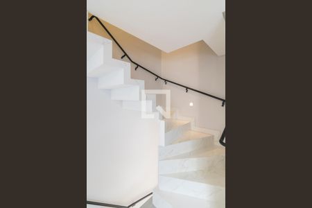 Escada de casa à venda com 2 quartos, 110m² em Vila Eldizia, Santo André