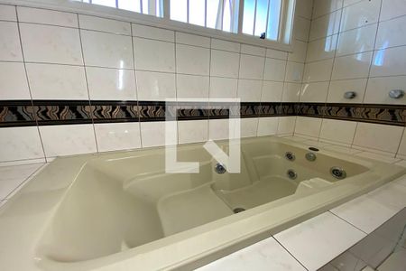 Casa para alugar com 445m², 5 quartos e 6 vagasBanheira da Suíte