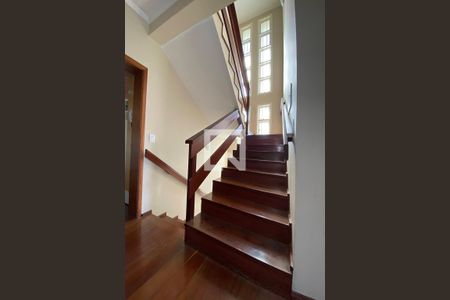 Casa para alugar com 445m², 5 quartos e 6 vagasEscada