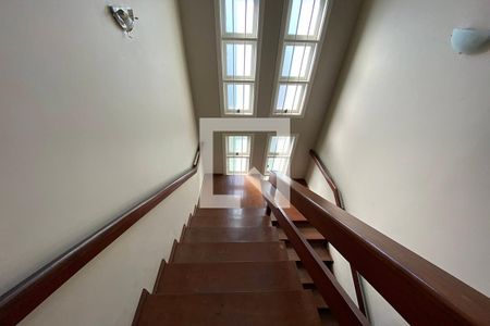 Casa para alugar com 445m², 5 quartos e 6 vagasEscada