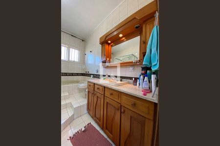 Casa para alugar com 445m², 5 quartos e 6 vagasBanheiro da Suíte