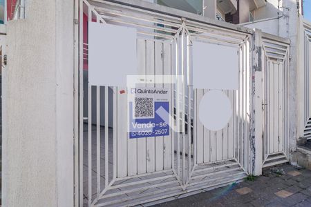 Casa à venda com 240m², 3 quartos e 5 vagas Casa à venda com 240m², 3 quartos e 5 vagasFachada