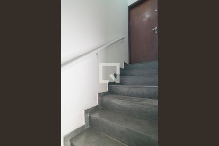 Casa à venda com 240m², 3 quartos e 5 vagas Casa à venda com 240m², 3 quartos e 5 vagasEscada