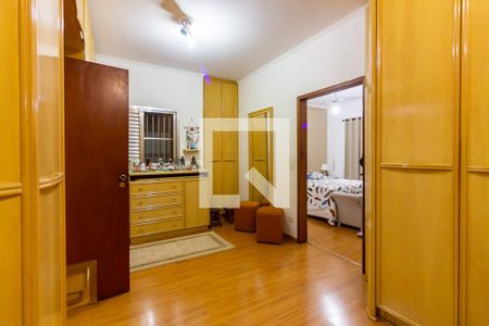 Casa à venda com 400m², 2 quartos e 2 vagas Casa à venda com 400m², 2 quartos e 2 vagasCloset