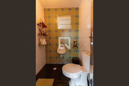 Casa à venda com 400m², 2 quartos e 2 vagas Casa à venda com 400m², 2 quartos e 2 vagasBanheiro de Serviço
