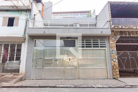 Casa à venda com 400m², 2 quartos e 2 vagas Casa à venda com 400m², 2 quartos e 2 vagasFachada
