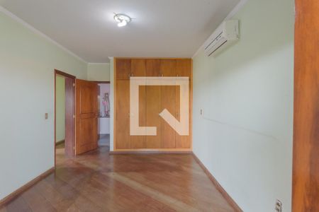 Casa à venda com 270m², 4 quartos e 4 vagas Casa à venda com 270m², 4 quartos e 4 vagasSuíte