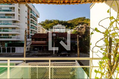 Casa à venda com 180m², 4 quartos e 2 vagas Casa à venda com 180m², 4 quartos e 2 vagasvaranda