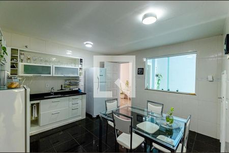 Casa à venda com 180m², 4 quartos e 2 vagas Casa à venda com 180m², 4 quartos e 2 vagasCozinha