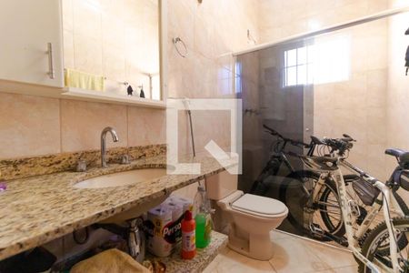 Casa à venda com 202m², 5 quartos e 4 vagasBanheiro 01