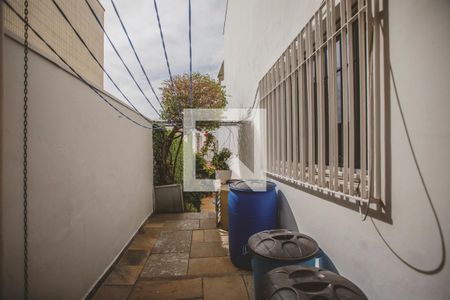 Casa à venda com 500m², 4 quartos e 4 vagas Casa à venda com 500m², 4 quartos e 4 vagasCorredor externo