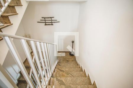 Casa à venda com 500m², 4 quartos e 4 vagas Casa à venda com 500m², 4 quartos e 4 vagasEscadas - Salão de Festas