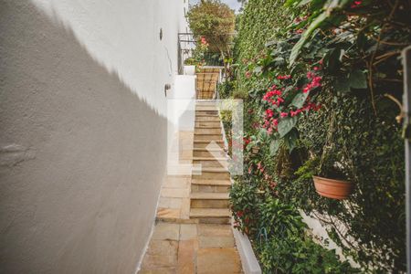 Casa à venda com 500m², 4 quartos e 4 vagas Casa à venda com 500m², 4 quartos e 4 vagasCorredor externo