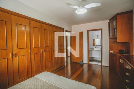 Casa à venda com 500m², 4 quartos e 4 vagas Casa à venda com 500m², 4 quartos e 4 vagasSuíte