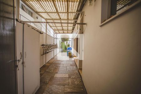 Casa à venda com 500m², 4 quartos e 4 vagas Casa à venda com 500m², 4 quartos e 4 vagasCorredor externo