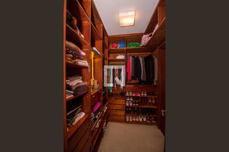 Casa de condomínio à venda com 1400m², 1 quarto e 4 vagas Casa de condomínio à venda com 1400m², 1 quarto e 4 vagasCloset da suíte 4