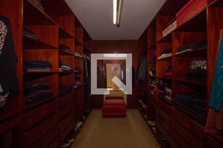 Casa de condomínio à venda com 1400m², 1 quarto e 4 vagas Casa de condomínio à venda com 1400m², 1 quarto e 4 vagasCloset da suíte 2