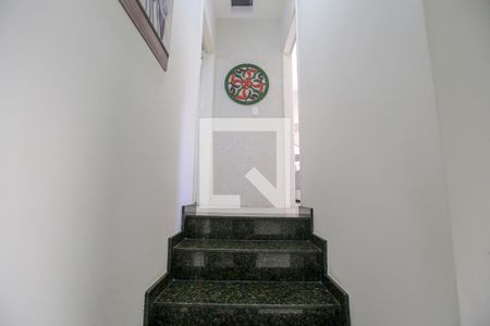 Casa de condomínio à venda com 120m², 2 quartos e 2 vagasEscada