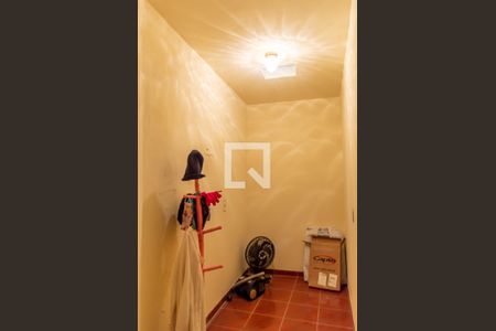 Casa à venda com 243m², 3 quartos e 3 vagas Casa à venda com 243m², 3 quartos e 3 vagasEscritório