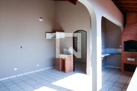 Casa à venda com 180m², 3 quartos e 2 vagasChurrasqueira e Lavanderia